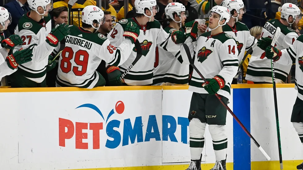 Minnesotas Joel Eriksson Ek gratuleras efter ett av sina mål mot Nashville.