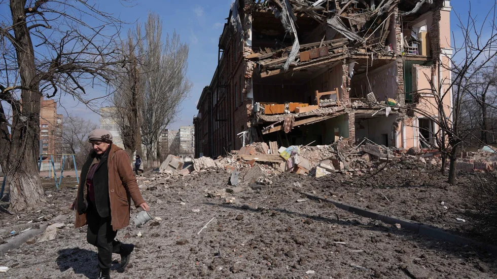 Sönderskjutet bostadshus i Mariupol, Ukraina.
