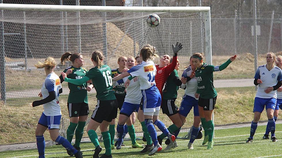Trots en del chanser, som här, blev det inget mål för ESK i division 2-premiären borta mot Gimo och förlust. Nu väntar laget på revanschen på Enavallen i första matchen i höstomgången, som spelas på onsdagskvällen.