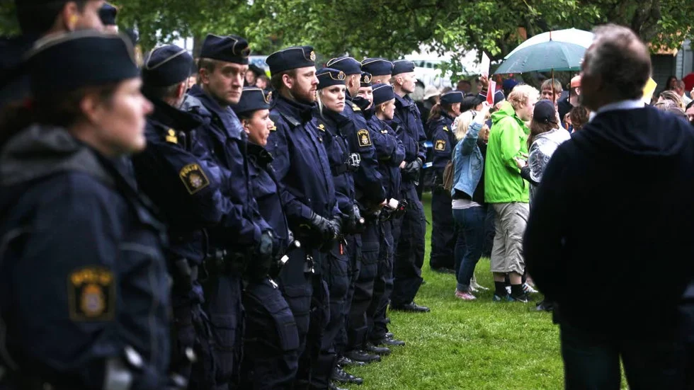 Almedalsveckan 2014. Stort polispådrag i samband med att Svenskarnas parti talade i Almedalen samtidigt som många motdemonstranter fanns på plats.