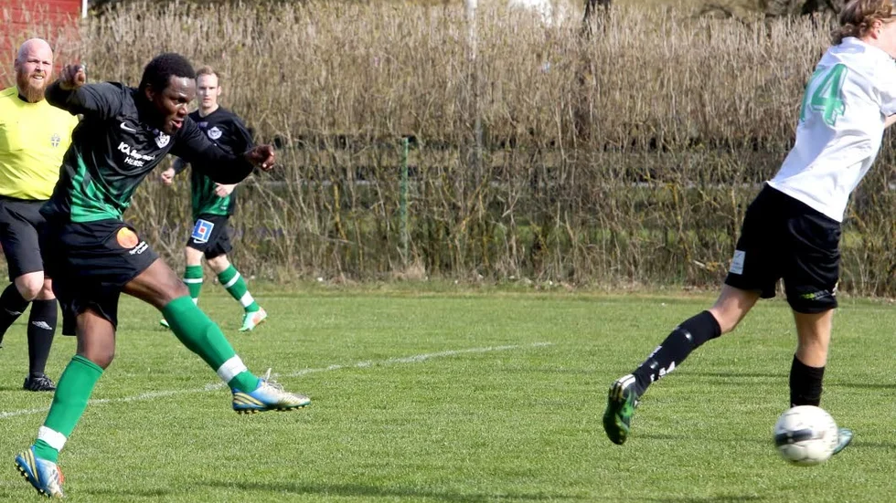 KENYANSK KANON. Robert Mambo Mumba fick en läge serverat på silverfat och gjorde mål efter 39 minuter i sin debut för Levide IF.