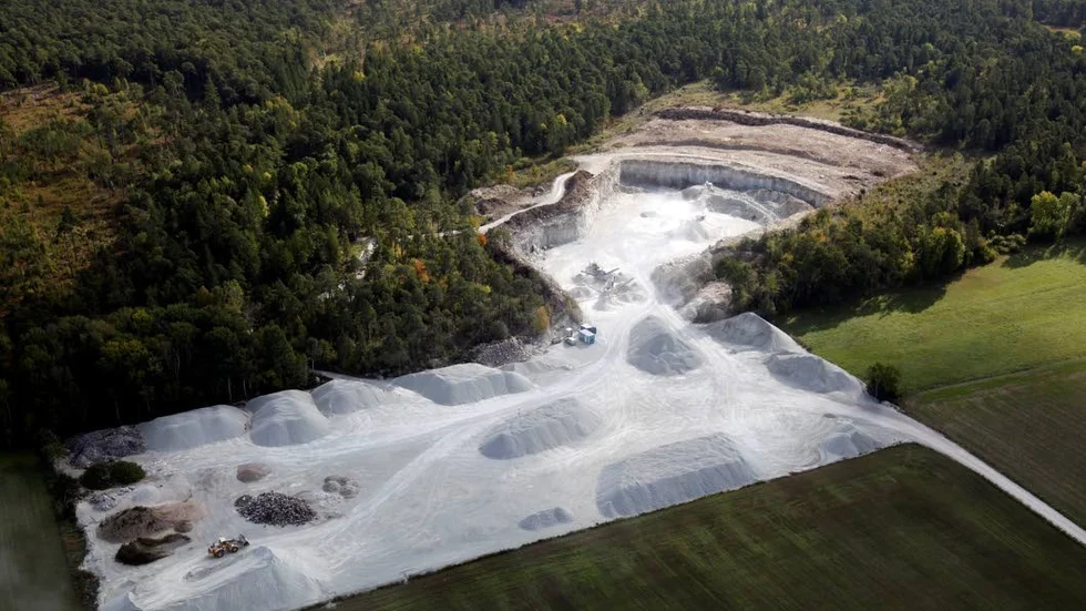 Stenbrottet vid Klintebys, med flera synliga högar av bergmaterial.