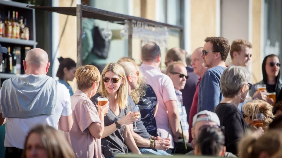 Uteställena kring Stora torget i Visby fylls snabbt när solen är framme.