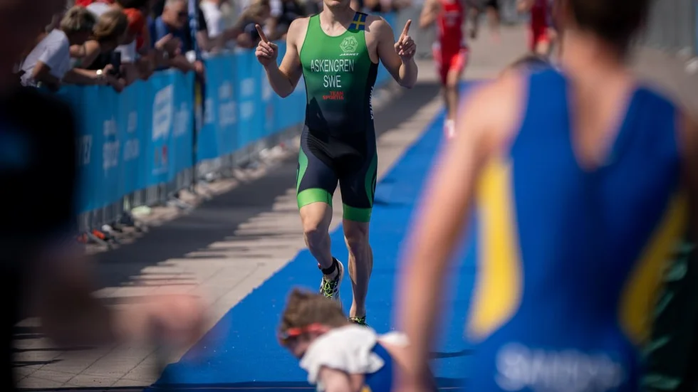 Albert Askengren springer i mål under NM i sprint där han slutade elva och sexa på SM.