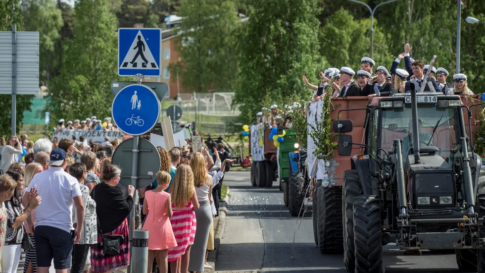På fredagen tar alla avgångselever på Strömbackaskolan studenten. Ett firande där paraden på lastbilsflak längs Sundsgatan är en viktig del. (Arkivbild)
