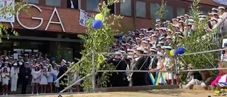 LYSSNA: Här sjunger Hagas studenter studentsången innan de lämnar skolan