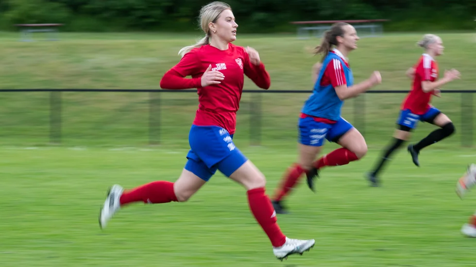 Nora Thörngren hade pigga ben när Borentränaren Marcus Egnell skuvade upp intensiten under ett av veckans träningspass. 