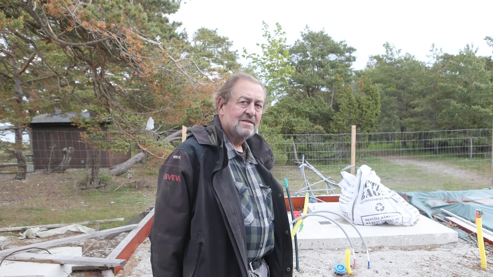 Claes-Göran Appelquist framför det som är tänkt att bli offentliga toaletter men som saknar strandskyddsdispens.