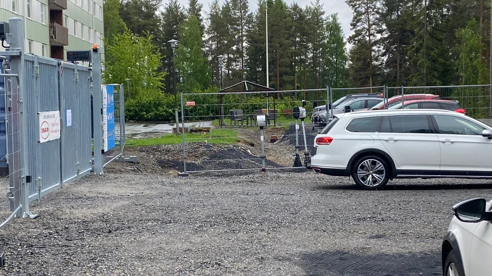 Klockarhöjdens äldreboende där de boendes partytält får trängas med en parkering och en byggarbetsplats. Något som gör insändarskribenten förtvivlad.