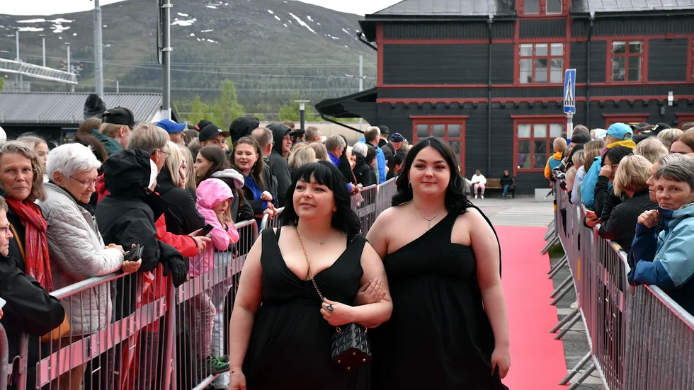 Ksenia Morozova blev eskorterad av sin mamma. ”Det är spännande, men lite stressande”, säger Ksenia om att gå på röda mattan.
