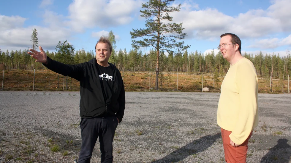 Örjan Berglund och Johannes Johansson studerar platsen där Viddes elsnöskoterfabrik planeras att byggas.