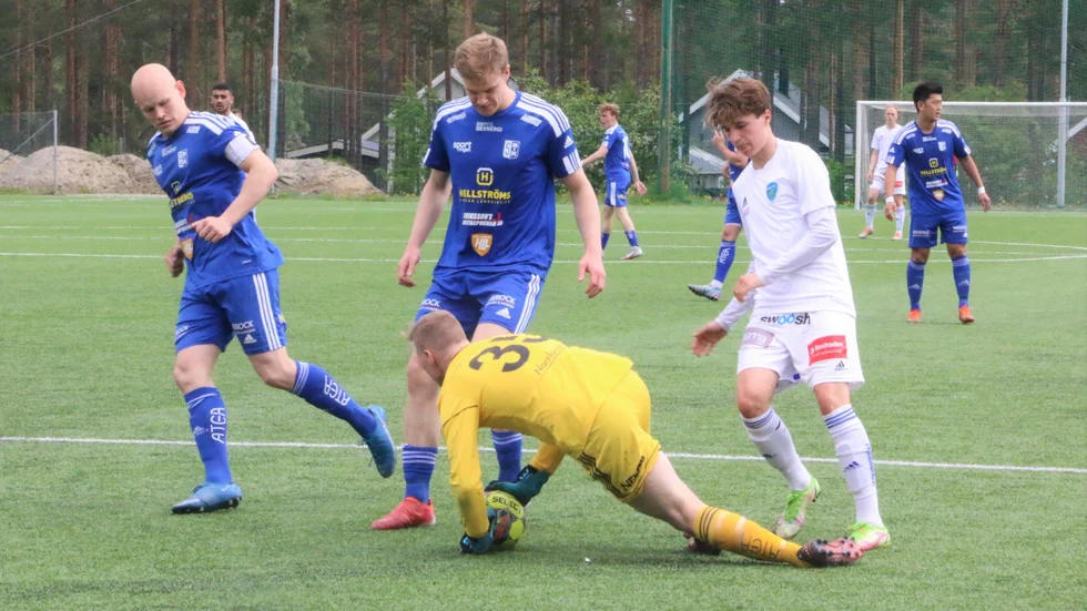 Målvakten Johan Nyström och mittbacken Rasmus Klettner var två tunga namn som försvann från Storfors inför säsongen. Dessutom tvingades laget spela många matcher utan nyckelspelaren Oskar Forsgren som blev tåskadad.