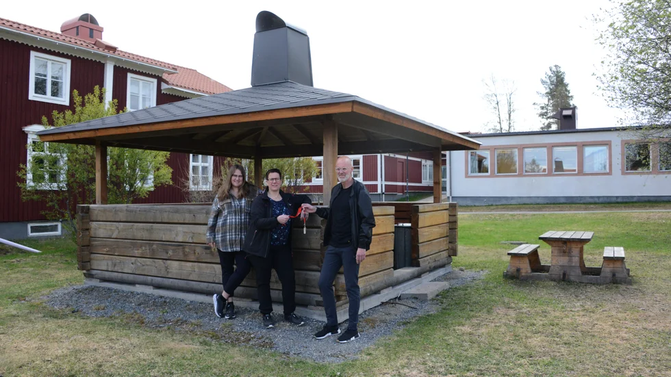 Sophie Carlberg, Erika Carlberg och Ulf Karlsson är överens om att i sommar så är det Carlbergarna som sköter Folkhögskolans bostadsuthyrning.