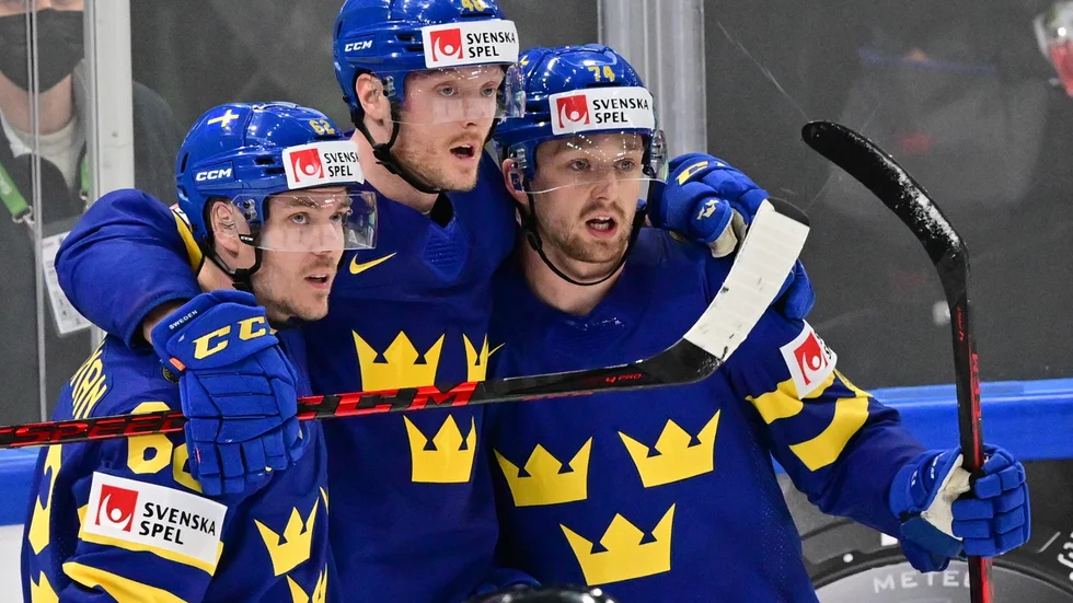 Joel Kellman, till vänster, Carl Klingberg, i mitten, och Rasmus Asplund firar efter ett av målen mot Storbritannien. Blir det svensk glädje i Finnkampen?