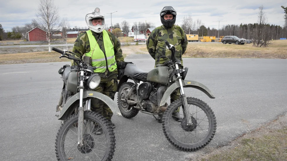 Stig Stenudd och Christer Karlsson är två av motorcykelordonnanserna från FMCK Kalix. De räknar med att de kommer ha kört drygt 30 mil under onsdagen innan dagen är slut.