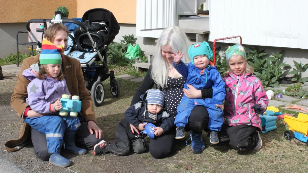 Dennis Larsson och Hanna Sandström med barnen Gillis, Nicky, Charlie och Estelle.