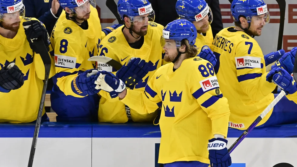 William Nylander (88) gratuleras av lagkamraterna i båset efter sitt 1–0-mål.