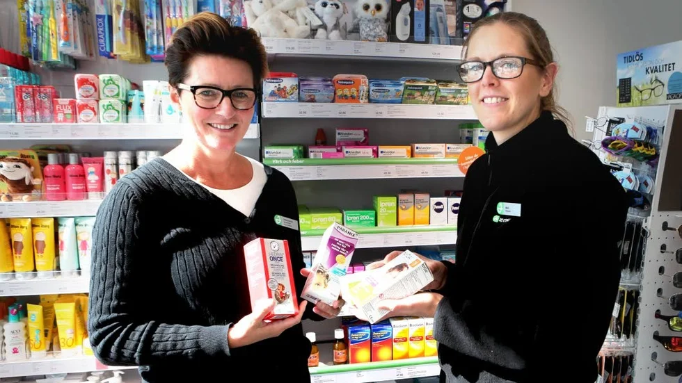 Helena Olsson och Malin Björkqvist på Apoteket Liljan försöker att alltid ha ett extralager av lusmedel hemma.