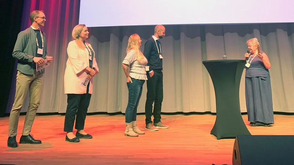 Budkavlen går. Nyköpings kommundirektör Mats Pettersson och kommunalrådet Martina Hallström (C) tar emot uppdraget ta landsbygdsriksdagen till Nyköping 2024, tillsammans med Hela Sverige ska leva Sörmlands Regina Westas Stedt och Erik Granbeck.