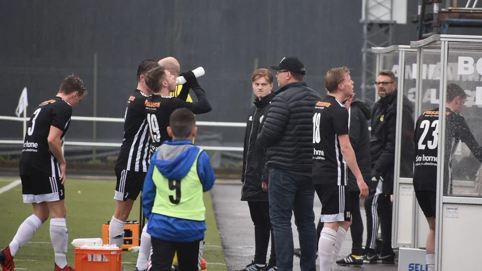 Tenhults lag lämnar planen i den avbrutna matchen mot Vimmerby.