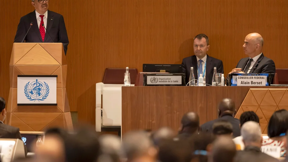 WHO:s generaldirektör Tedros Adhanom Ghebreyesus (till vänster) vid inledning av världshälsoorganisationens möte.