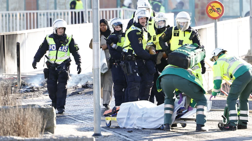Tre personer skottskadades vid upploppen i Navestad i Norrköping.