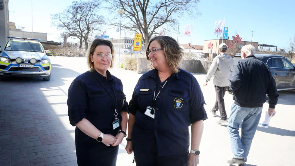 Marie Hallbom och Ulrica Härnlöv på polisen menar att situationen nästan blivit övermäktig. Trots att de jobbar över, bland annat under påskhelgen, är kön just nu sju månader för en tid att ansöka om pass.