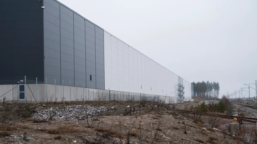 De amerikanska techbolagen får närmare hela elskatten avdragen för att driva datahallar i Sverige, vilket har snedvridit marknaden kraftigt.