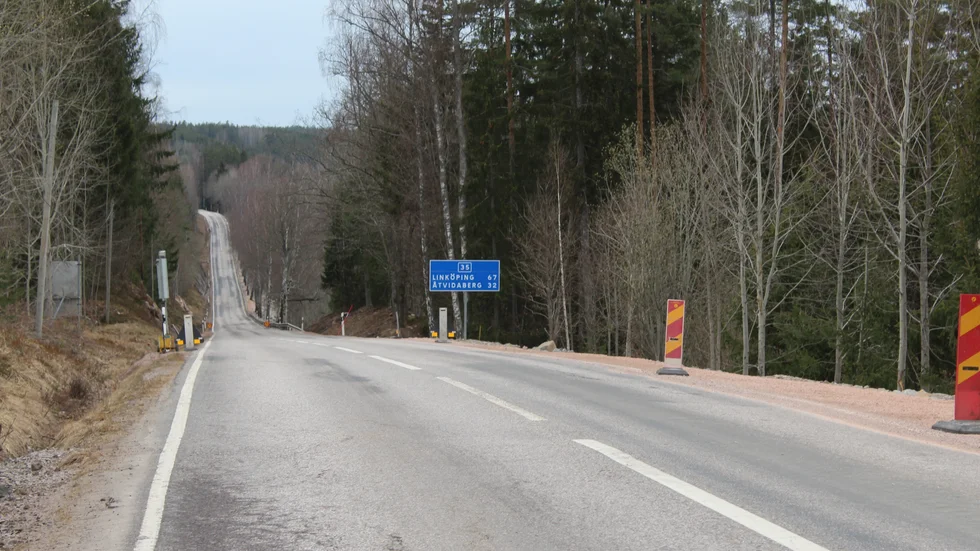 Väg 35, strax norr om Överum, har breddats och trafiksäkrats under de senaste månaderna. Ytterligare insatser är planerade för nästa år, men flera läsare kräver en större insats som inte minst håller viltet borta från vägen.