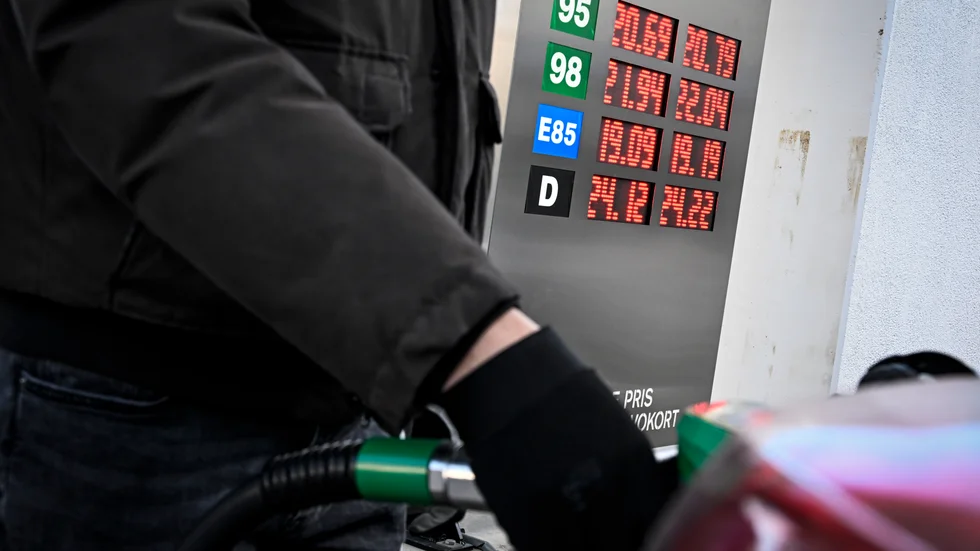 Politiska löften om sänkta priser på drivmedel tycks överträffa varandra ju dyrare drivmedlet blir, skriver Matts Ytterström