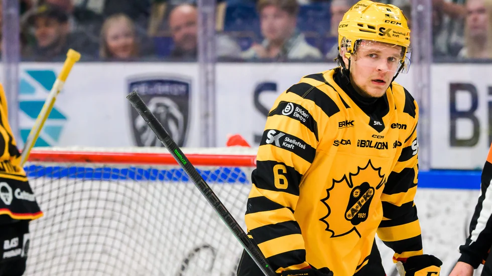 Måns Forsfjäll var nära att sätta 1–0 till Skellefteå men i stället kunde Färjestad ta ledningen bara minuten efter.
