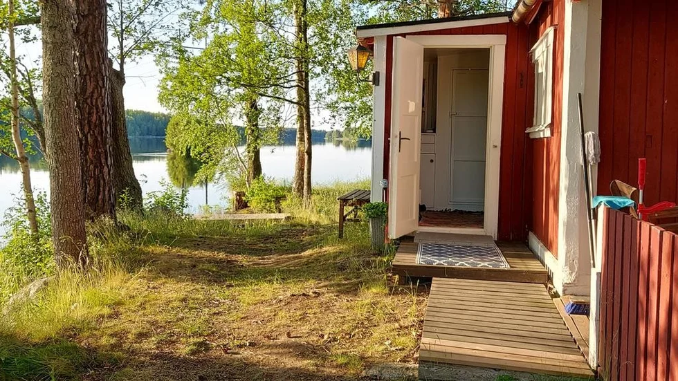 Alldeles vid kanten till Dalälven ligger den 20 kvadratmeter stora stugan som har ett utropspris på 345 000 kronor.