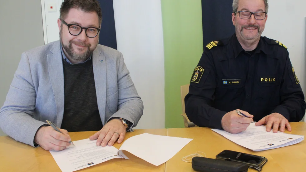 Nommunalråd Dani Nilsson (S) och Anders Pleijel Lokalpolisområdeschef singerade årets medborgarlöften.