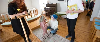 De samlas i byns lilla kapell: "Det här är min säkra plats - här känner jag mig trygg"