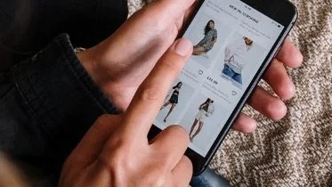 Svensk Handels e-handelsindikator för mars månad visar att e-handelns omsättning återigen hamnar kraftigt lägre, minus 17 procent, jämfört med samma månad föregående år. Det är samma minskningstakt som i februari.