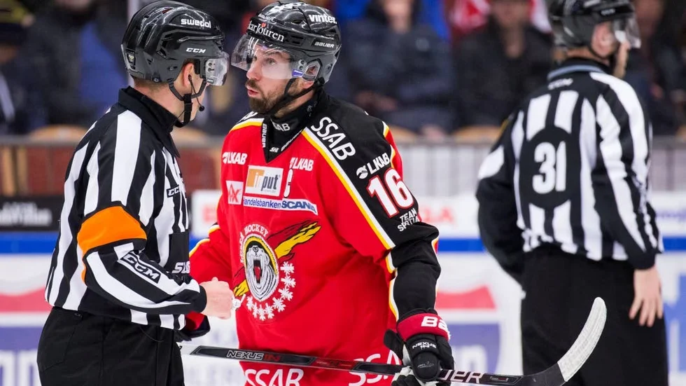 Frågande. Niklas Olausson har inte ens med en natts sömn lyckas hitta svaret på varför Luleå Hockey klappade ihop mot HV71.