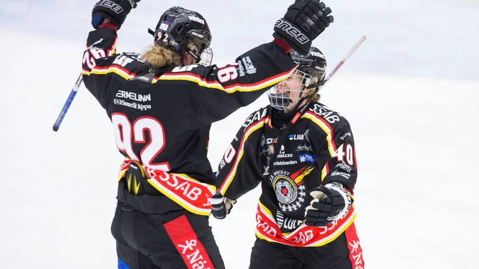 Måljubel. Noora Tulus, nummer 40, har just pangat in 2–0-målet och gratuleras av Melinda Olsson.