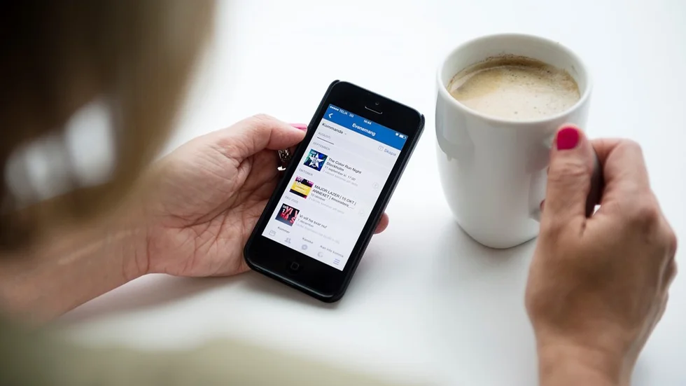 STOCKHOLM 20150706
Smartphone med appen Facebook.
Foto: Vilhelm Stokstad / TT / Kod 11370