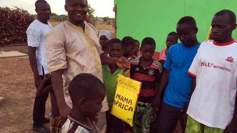 RISSÄCKAR. Utrustad med fem rissäckar av märket "Mama Africa", matolja och läsk besökte Luleåbon Maikano Osman nyligen ett hem för föräldralösa barn i Tamale. "Det känns jättebra i mitt hjärta att kunna hjälpa de här barnen."