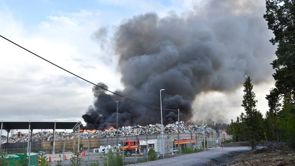 STORBRAND. Brandröken från eldsvådan syntes på kilometersvis avstånd från återvinningsstationen.