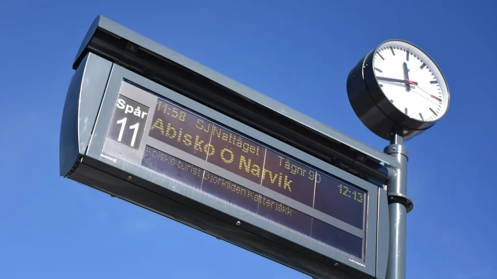 Rörigt värre. Tåg- och biltrafik påverkas ännu av snöovädret som växte i styrka under söndagen.