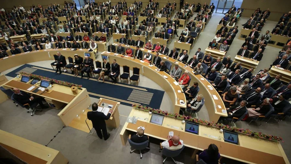 Riksdagen. För att få så många platser som möjligt i riksdagen lägger partierna enorma summor på valrörelser. Något som kanske skall begränsas.