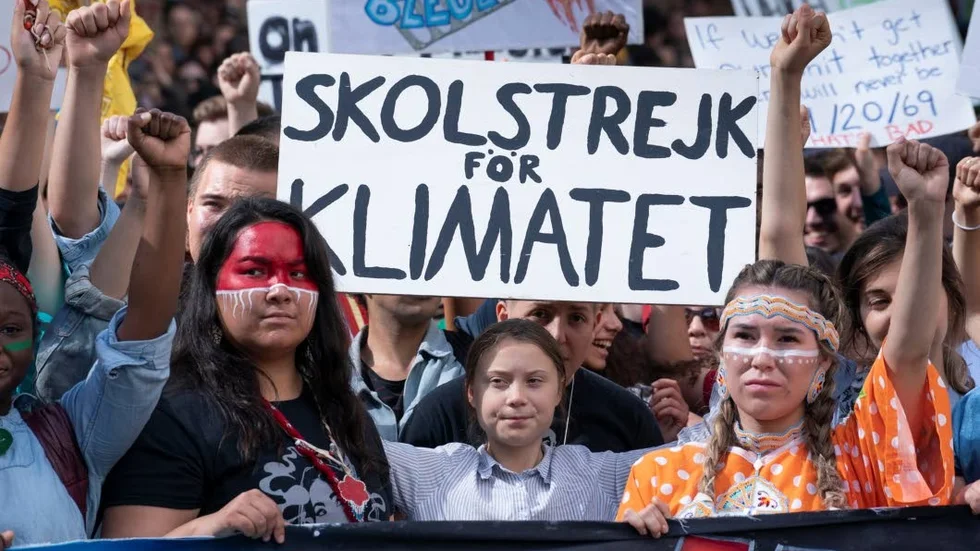 ”Det här är ett utmärkt exempel på de ”sagor om evig ekonomisk tillväxt” som Greta Thunberg tog upp i sitt FN-tal nyligen. Tron på att vi ska kunna fortsätta som vanligt, bara vi klimatkompenserar eller väntar på ny teknik som kan lösa problemen”.