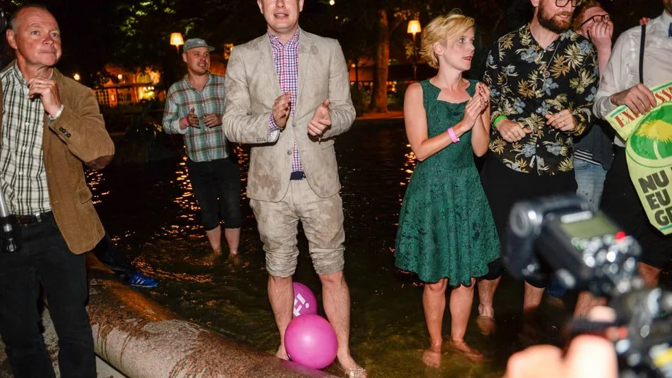 Språkrör Gustav Fridolin. Firar i en fontän efter drygt 15 procent i EU-valet 2014. Nyss fick partiet 3,8 procent av SCB.