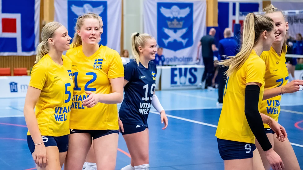 Hilda Gustafsson (nummer 12) och hennes svenska landslag fick en drömstart på Europena silver league.