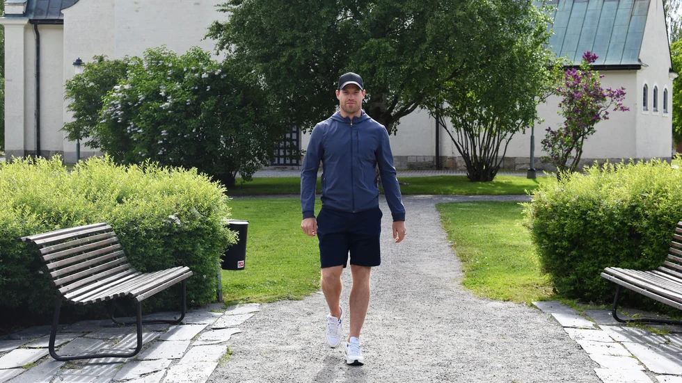 Efetr två turbulenta år i Ryssland laddar Oscar Lindberg och familjen batterierna i Skellefteå innan de reser till Schweiz i slutet av juli. 