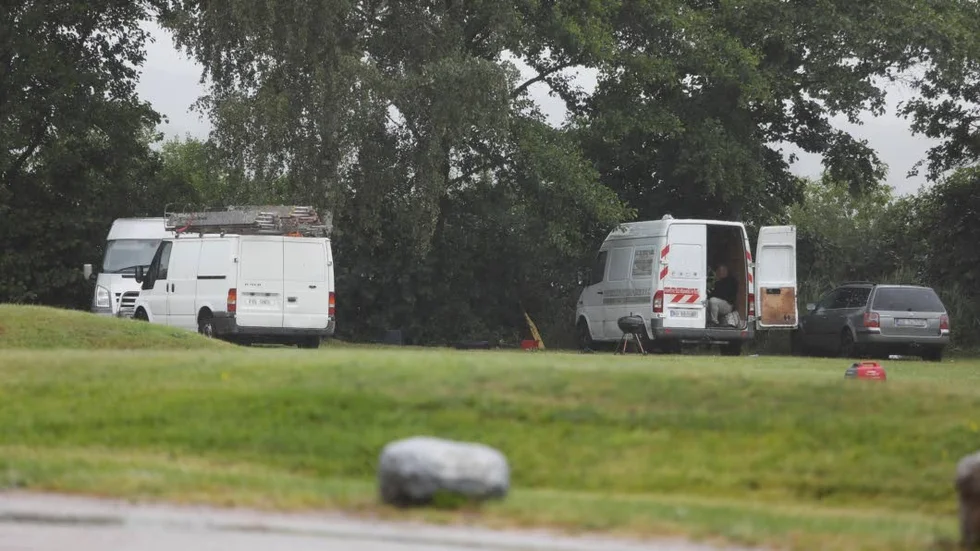 På tisdagseftermiddagen lämnade de sista husbilarna och husvagnarna den otillåtna campingplatsen.