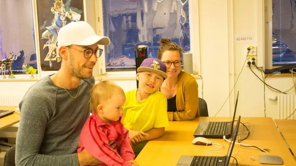 Familjen Bäckström bygger ett hus på datorspelet Minecraft.