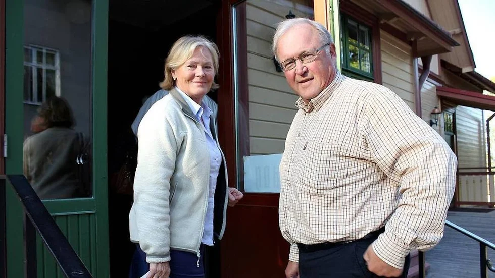 Anitra Steen och Göran Persson vill få familjen som arrenderat en liten sommarstugetomt i snart 40 år.