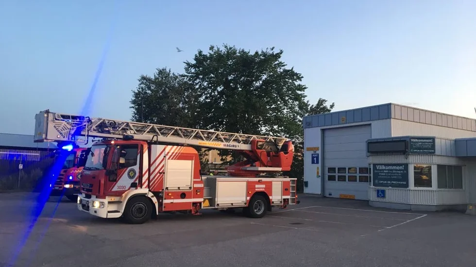 Räddningstjänsten undersöker om branden har spridit sig.